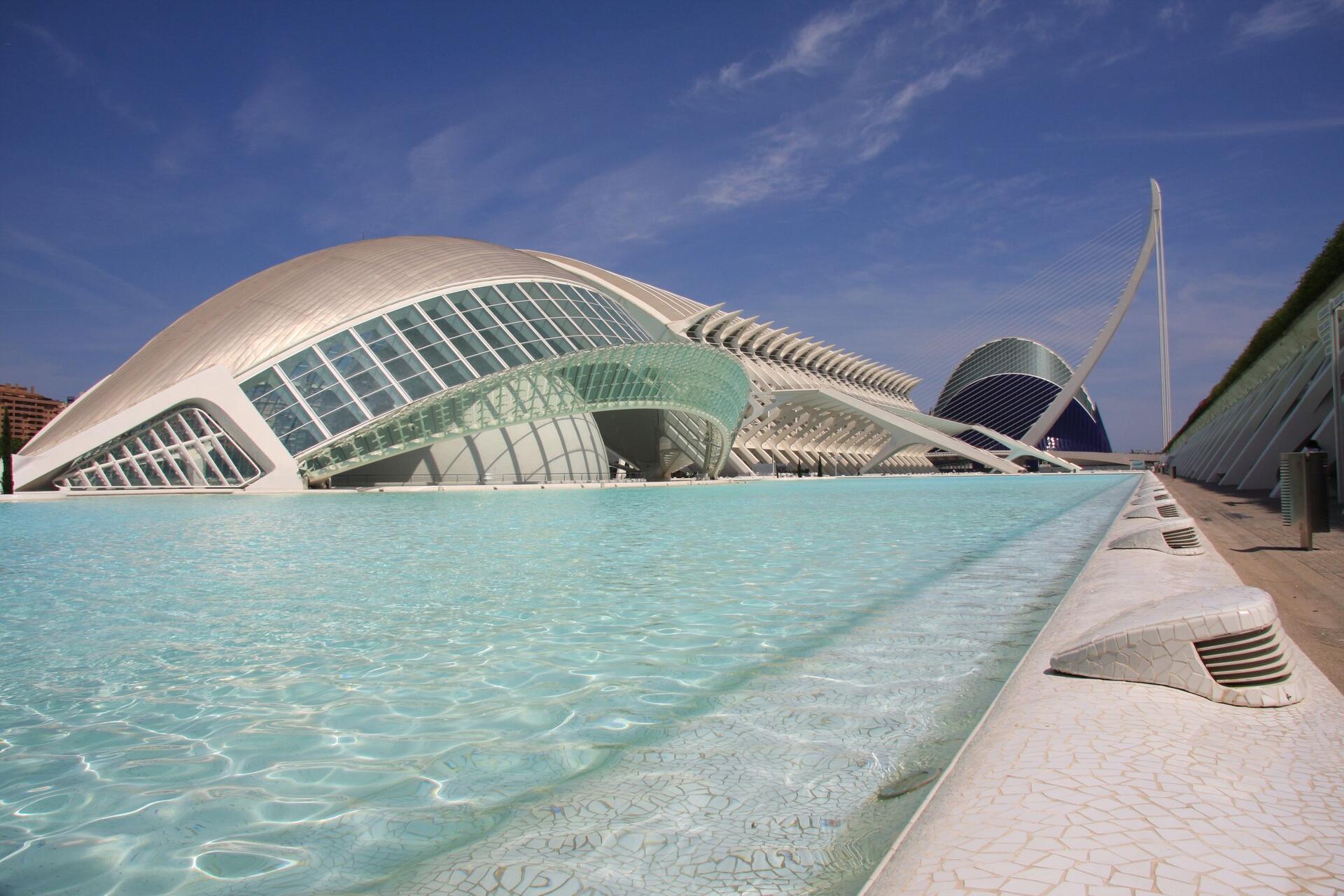 De Stad van Kunsten en Wetenschappen in Valencia aan het water