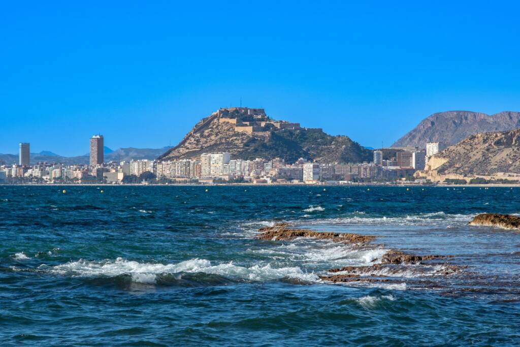 De kust van Alicante met het kasteel van Santa Bárbara