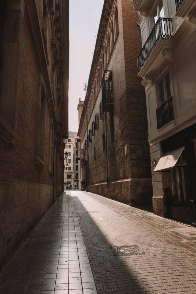 Zonovergoten steegje in Valencia