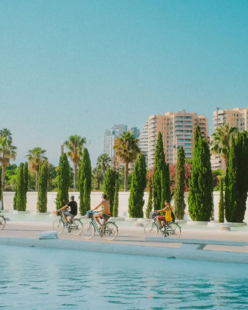 Fietsers bij de Stad van Kunsten en Wetenschappen in Valencia